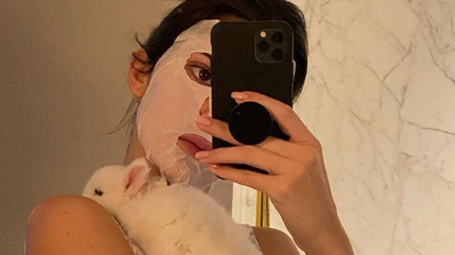 Kendall Jenner y su conejo.