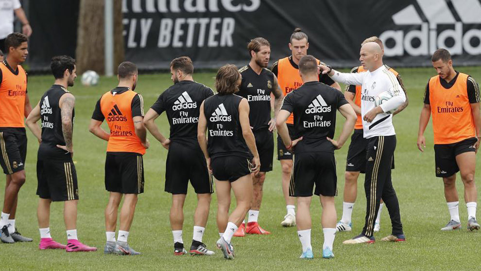 Zidane habla con sus jugadores en la pretemporada.
