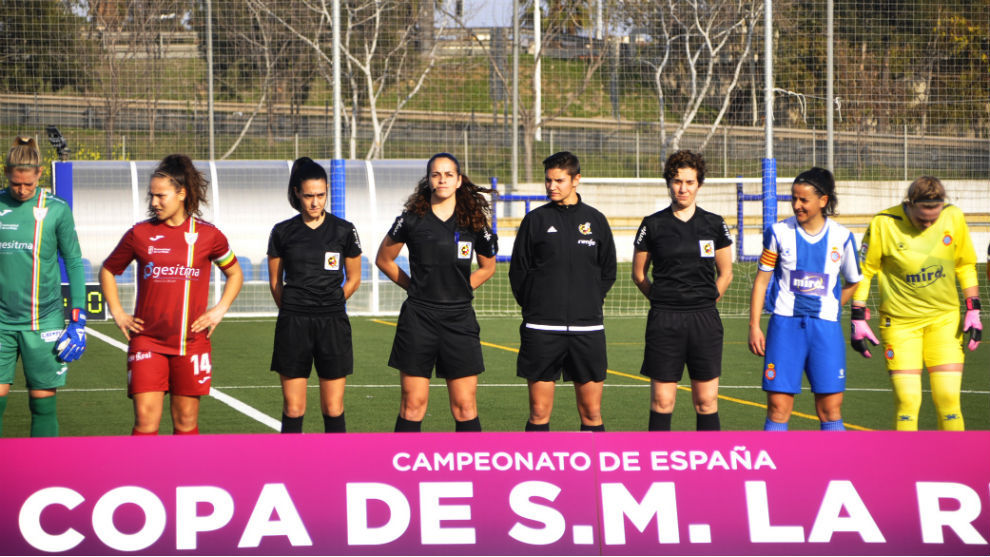 Capitanas del Espanyol y EDF Logroño antes de comenzar el partido en...