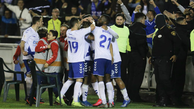 Los jugadores del Tenerife celebran un gol.