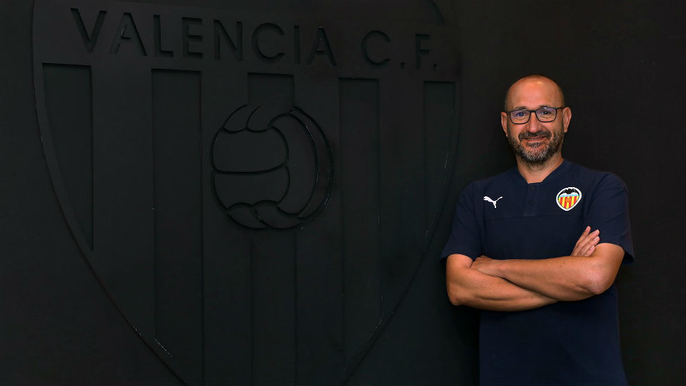 Jos Lpez Bargues posa como nuevo tcnico del Valencia.