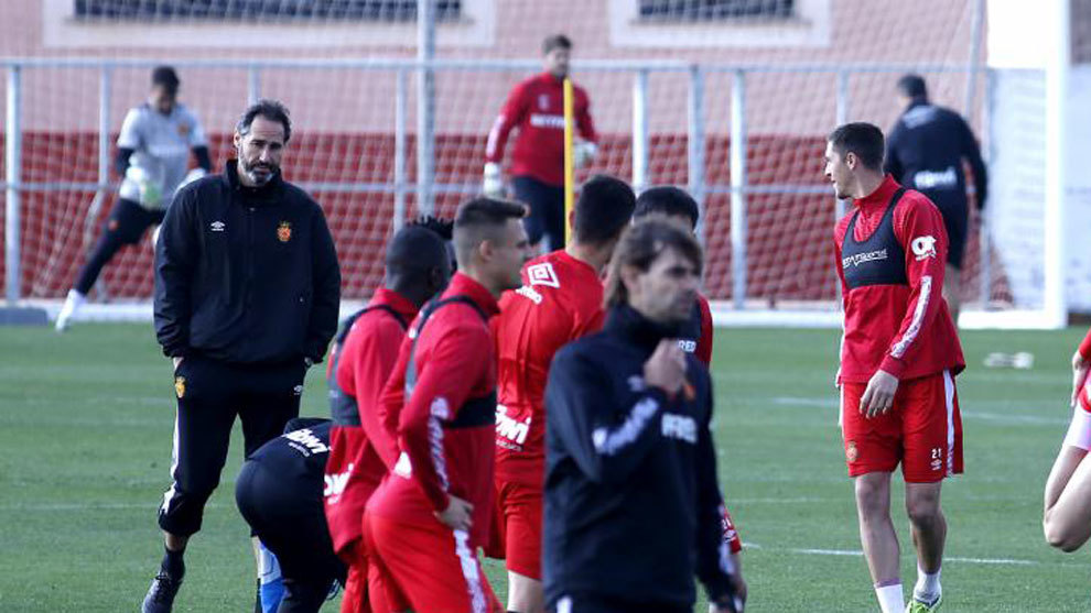 Vicente Moeno observa a sus jugadores durante el entrenamiento de este...