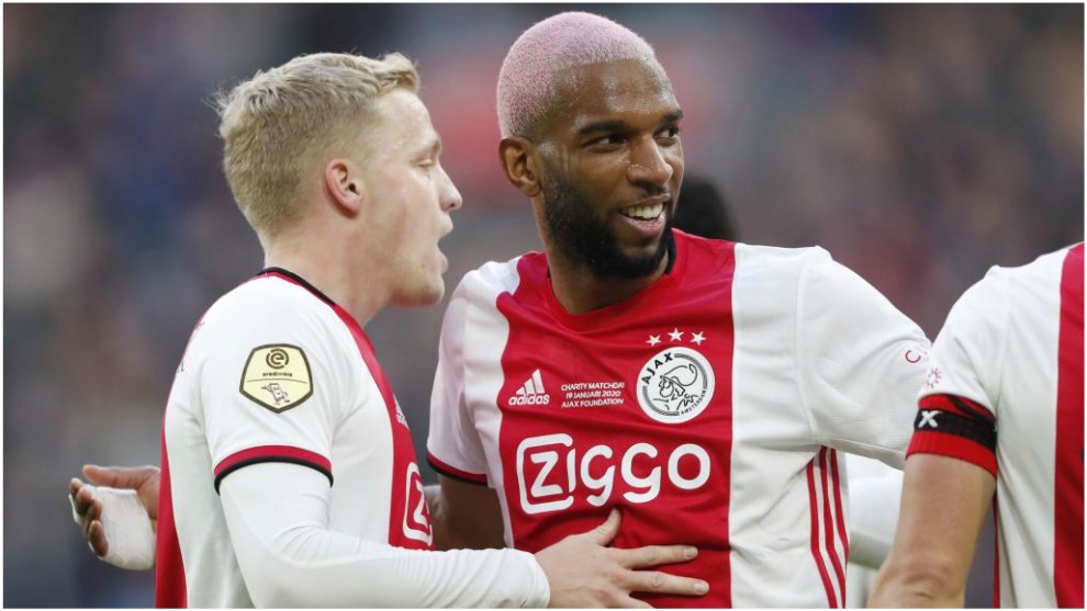 Babel celebra un gol del Ajax con Van de Beek.