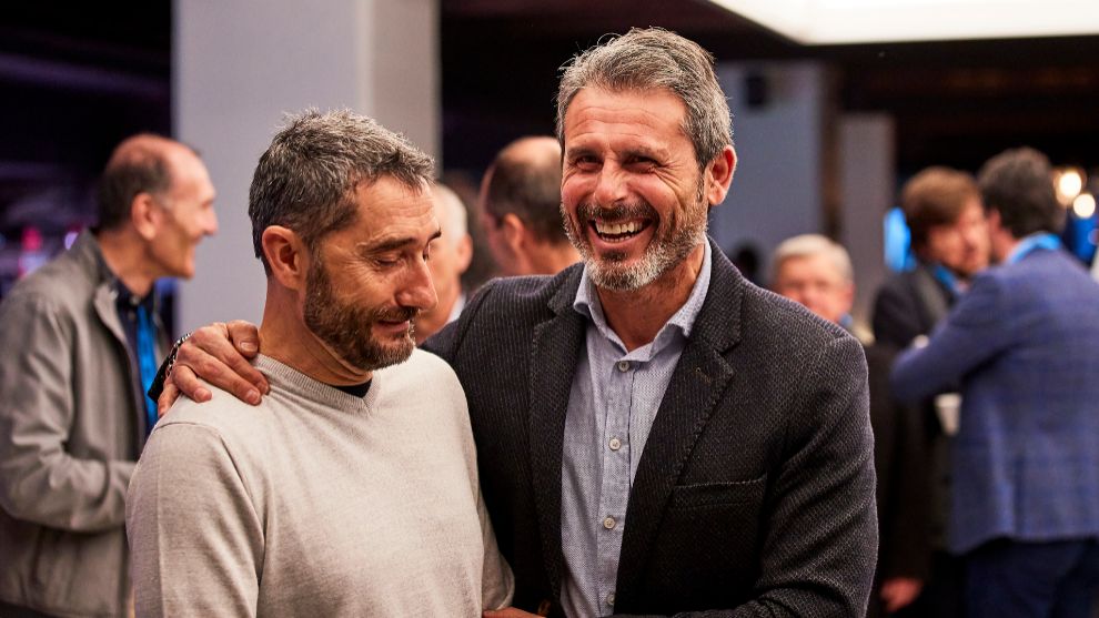 Valverde jokes with Athletic Club sporting director Alkorta