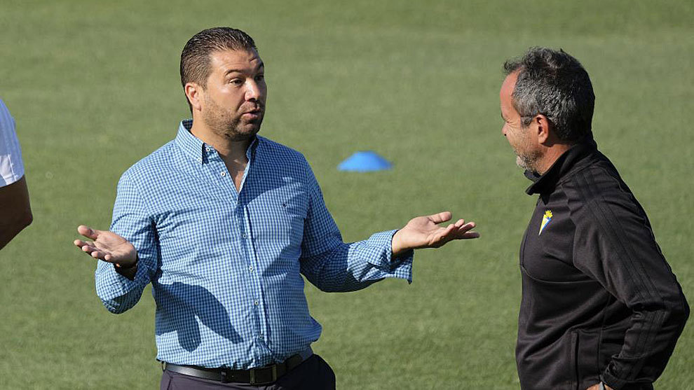 Juan Carlos Cordero conversa con lvaro Cervera en un entrenamiento...