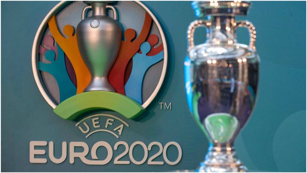 Trofeo y logo de la Euro 2020.