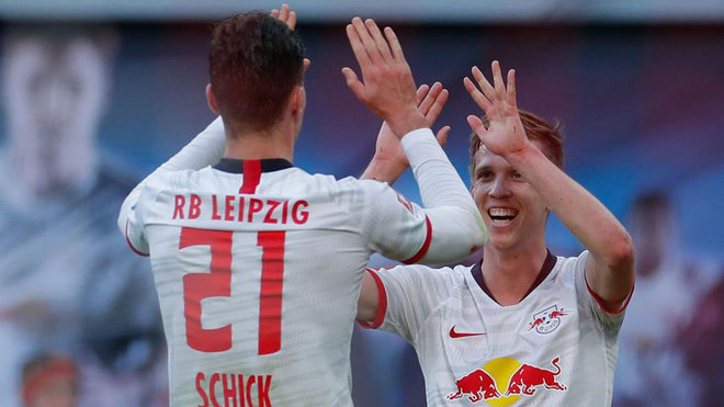 Schick y Dani Olmo celebran el gol del delantero checo.
