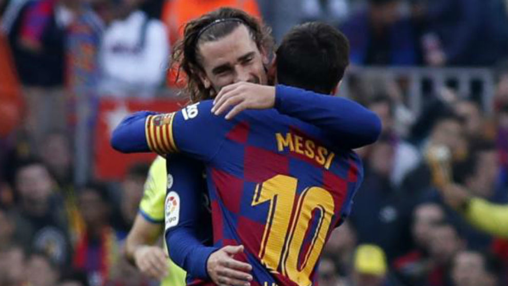 Griezmann y Messi se abrazan