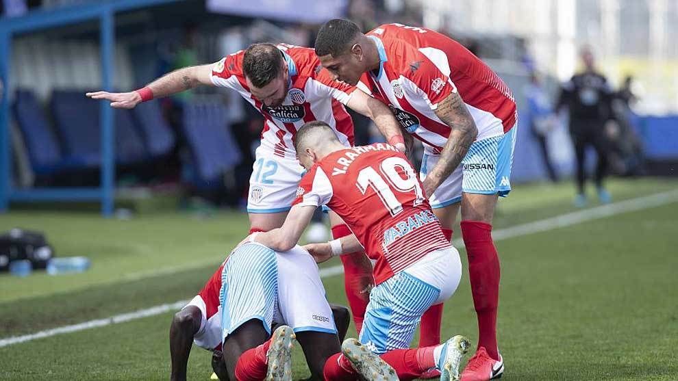Los jugadores del Lugo celebran con El Hacen, besando el suelo, el gol...