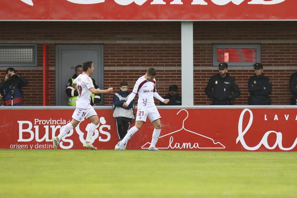 Dani Ojeda celebra el primer gol del partido en Anduva, el del...