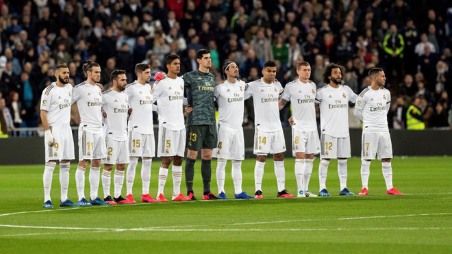 Los jugadores del Madrid, guardando el minuto de silencio por David...