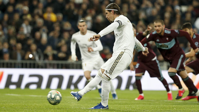 Sergio Ramos marca de penalti contra el Celta.