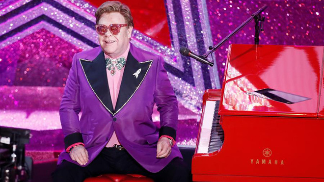 Elton John suspende un concierto en Nueva Zelanda al quedarse sin voz.
