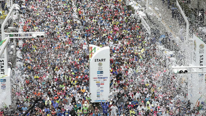 Miles de corredores participan en el maratn de Tokio en ediciones...