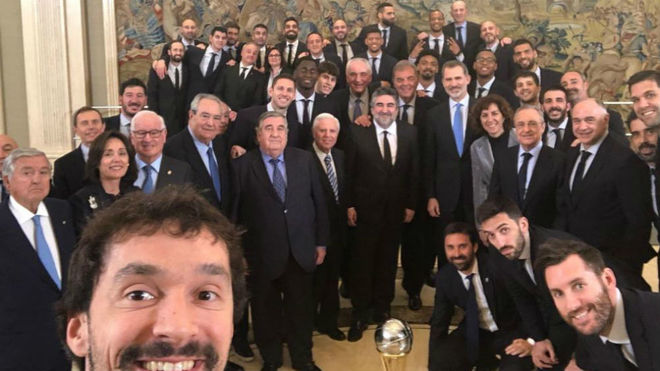 Sergio Llull realiz su tradicional selfie durante la visita del...