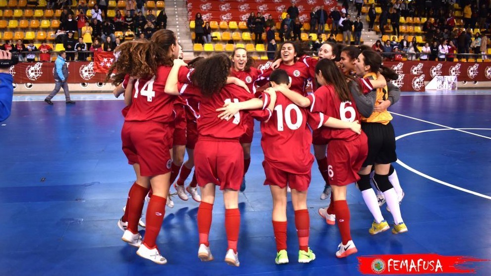 La Seleccin Madrilea de Ftbol Sala femenina Sub-19 celebrando el...