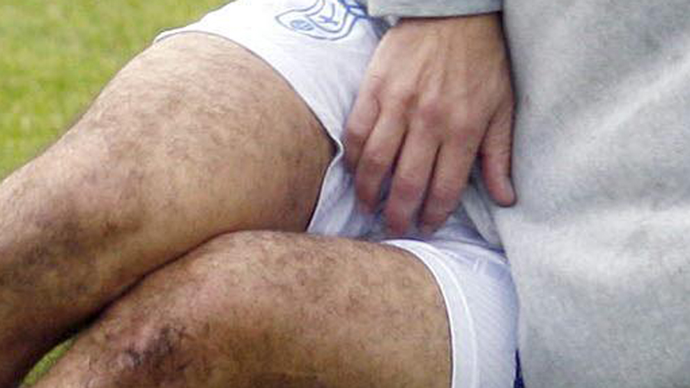 Un futbolista tras recibir un golpe en los testculos