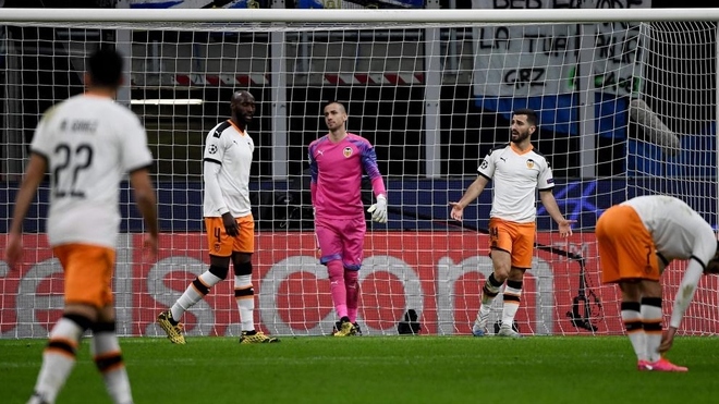 Los jugadores del Valencia abatidos tras recibir un gol.