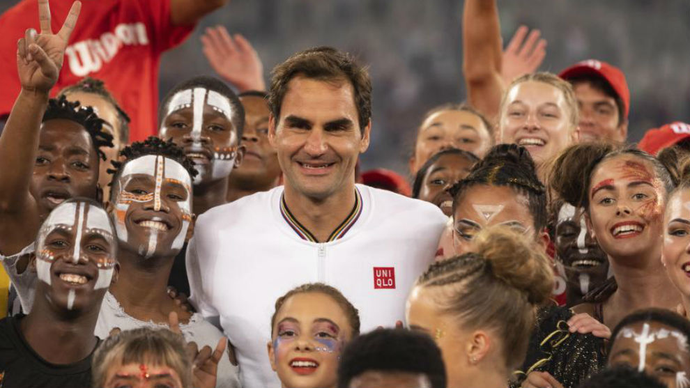 Federer, rodeado de nios