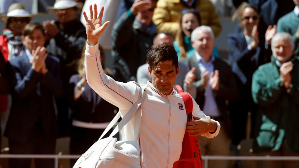 Federer saluda a la grada de Roland Garros