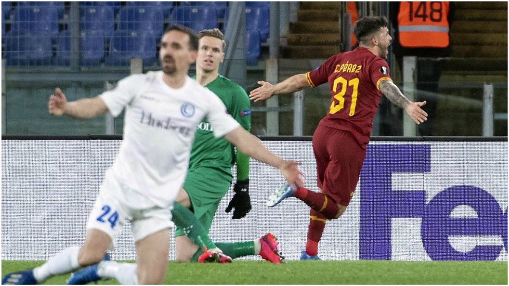 Carles Prez celebra el gol de la Roma.
