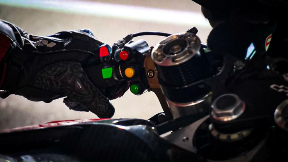 Los botones del manillar de la Ducati. A la derecha, el &apos;holeshot&apos;.