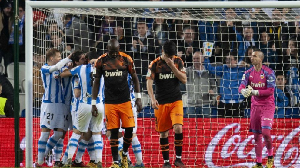 Mangala y Soler se lamentan tras el segundo gol de la Real.