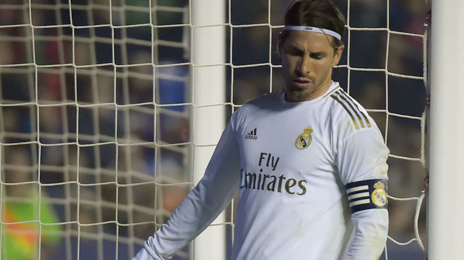 Sergio Ramos se lamenta durante un momento del partido.