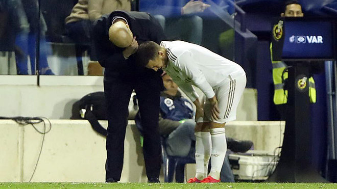 Zidane habla con Hazard despus de que el belga fuera sustituido.