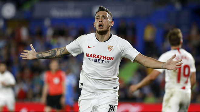 Ocampos celebra el primer gol del Sevilla antes del descanso.