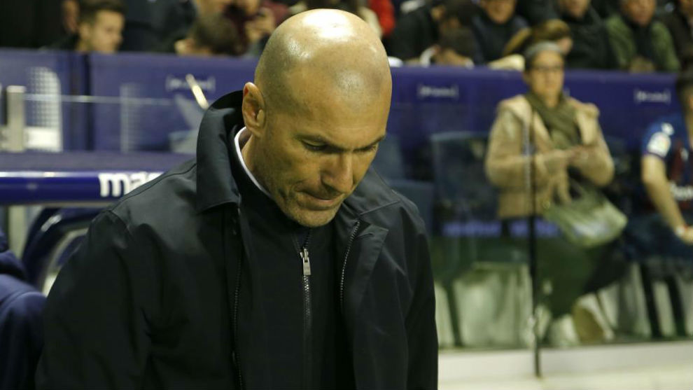 Zidane, cabizbajo tras la derrota ante el Levante.