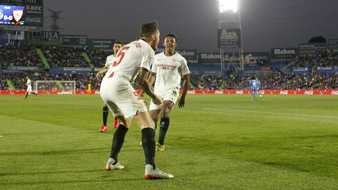 Ocampos celebra junto a Kound el 0-1 en Getafe.