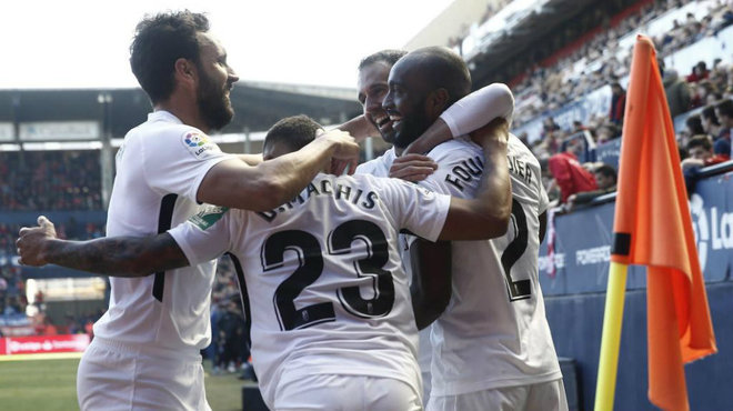 Los jugadores del Granada celebran un gol del defensor francs...