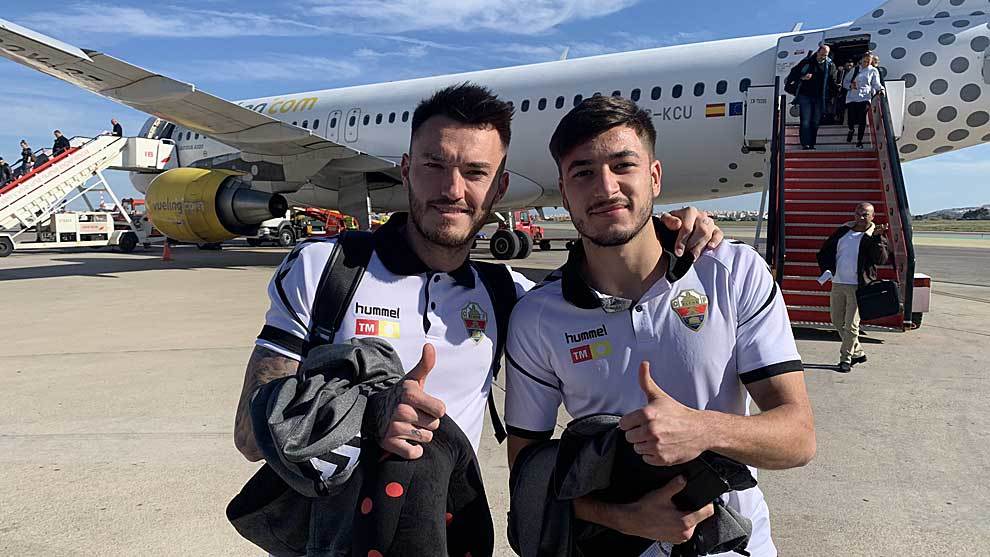 Josan  y scar Gil, a su llegada al aeropuerto de Alicante-Elche  