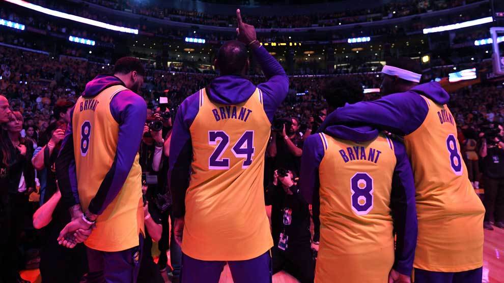 Los jugadores de los Lakers apuntan al cielo en memoria de Kobe Bryant