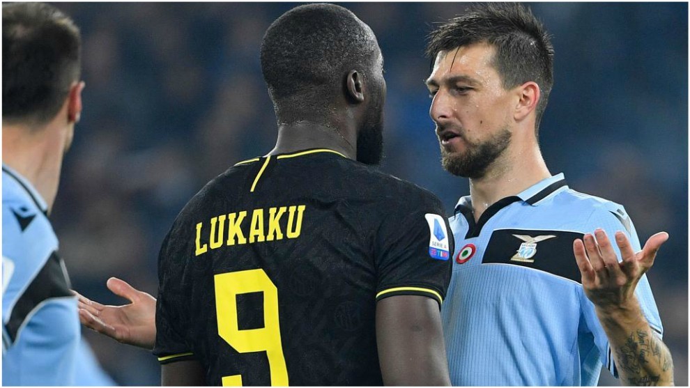 Acerbi se encara con Lukaku durante un Lazio-Inter.