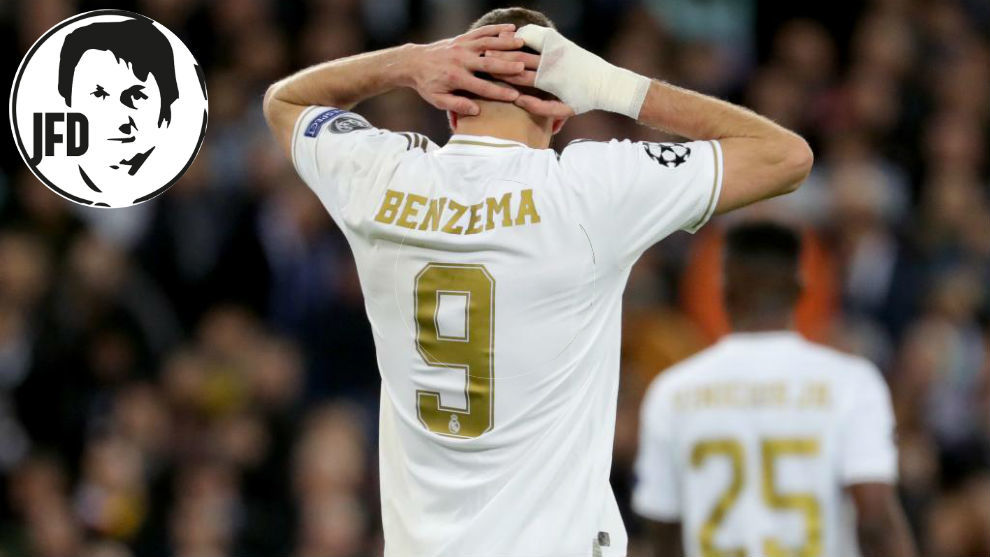 Benzema lamentndose durante el partido ante el City.