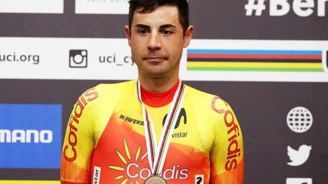 Sebastin Mora con su medalla de bronce en el podio.