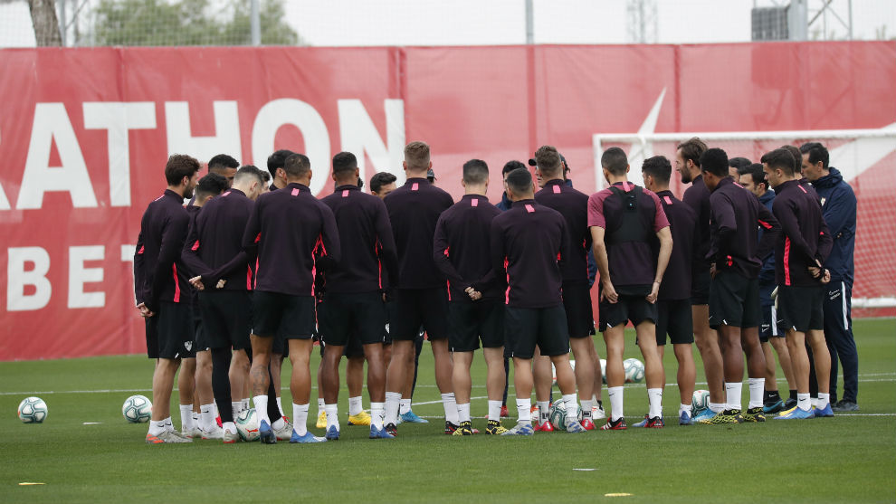 Charla de Lopetegui a los jugadores del Sevilla en un entrenamiento.