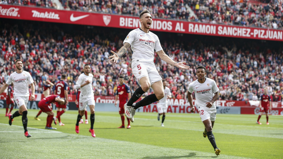 El sevillista Ocampos (25) celebra su gol ante Osasuna.