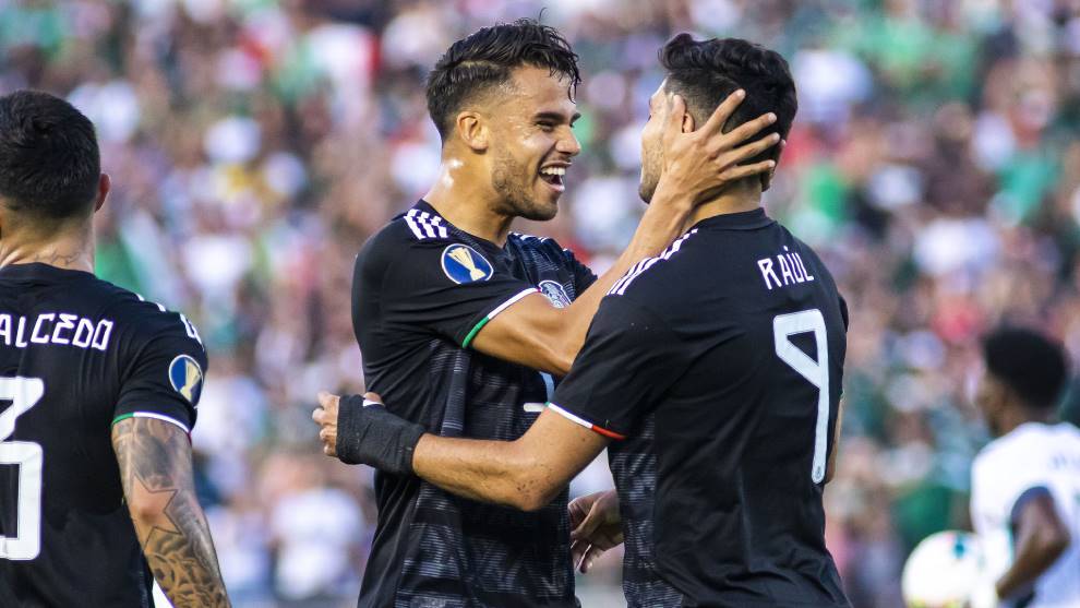 Diego Reyes, celebrando un gol con Raúl Jiménez en la selección...