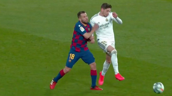 Real Madrid vs Barcelona: la polmica entrada de Jordi Alba en el...