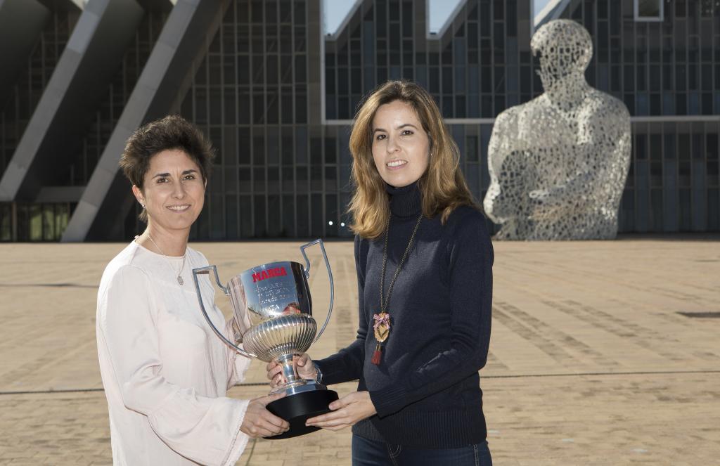 Marta Frías recibe su Premio a manos de Sonia Gaudioso, redactora de...