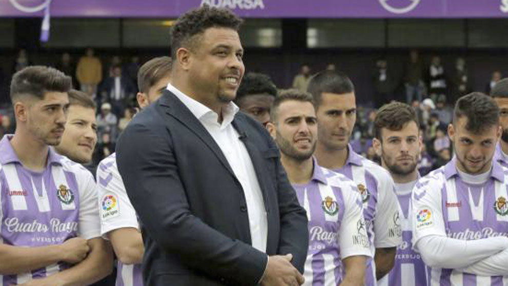 Ronaldo Nazario, con algunos de los jugadores de la plantilla, en un...