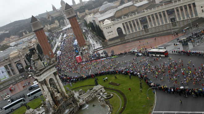 Cientos de corredores, en el maratn de Barcelona