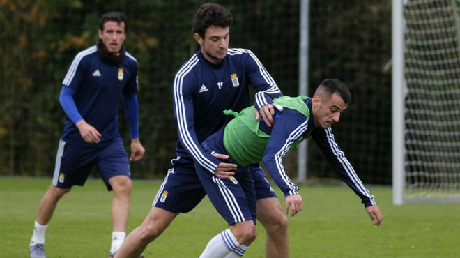 Borja Garca pugna con Tejera durante un entrenamiento.