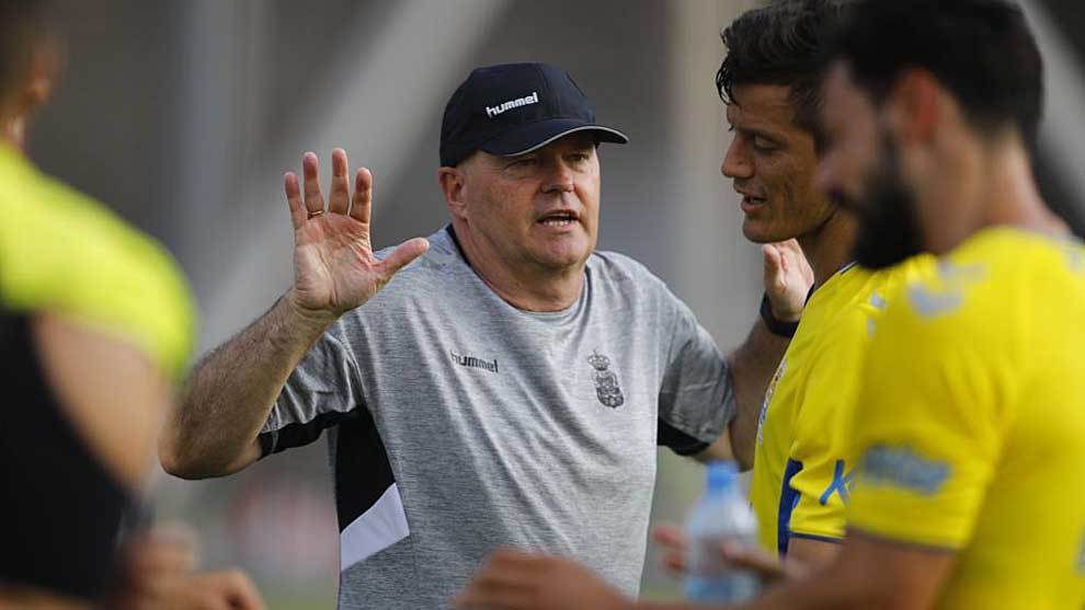 Pepe Mel gesticula con sus jugadores durante un partido de Las Palmas