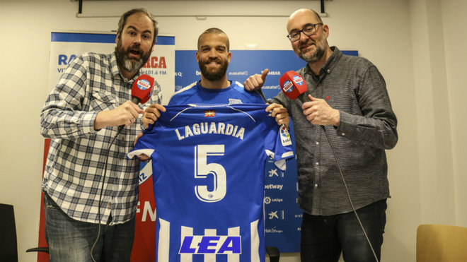 Laguardia posa tras la entrevista en Radio MARCA Vitoria.