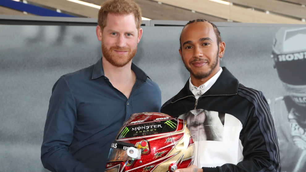 Lewis Hamilton posa con el Prncipe Harry.