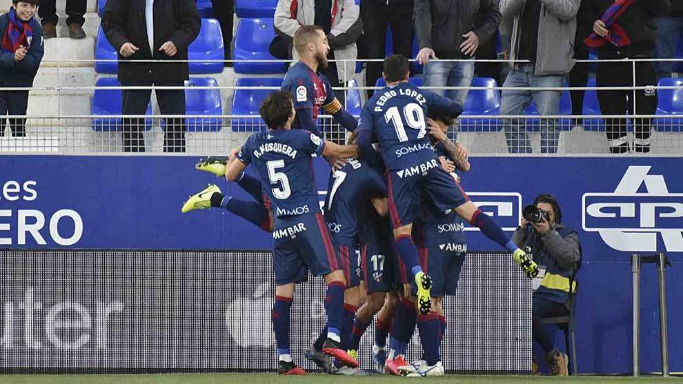 Los jugadores del Huesca celebran uno de sus dos goles ante el Fuenla